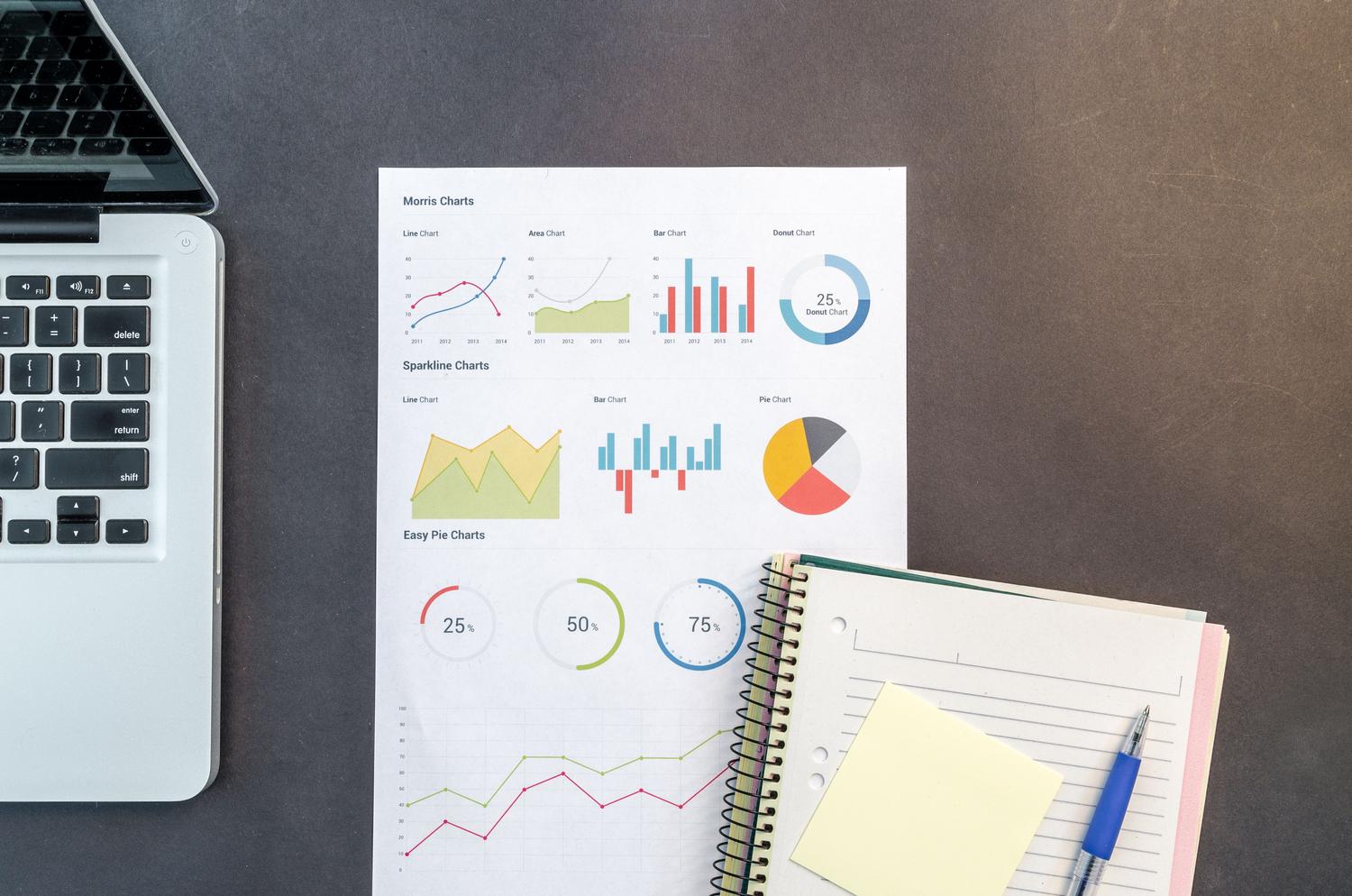 Vista cenital de un escritorio con ordenador portátil, gráficos de datos y cuadernos, representando el análisis bibliométrico. Vista cenital de un escritorio con ordenador portátil, gráficos de datos y cuadernos, representando el análisis bibliométrico.