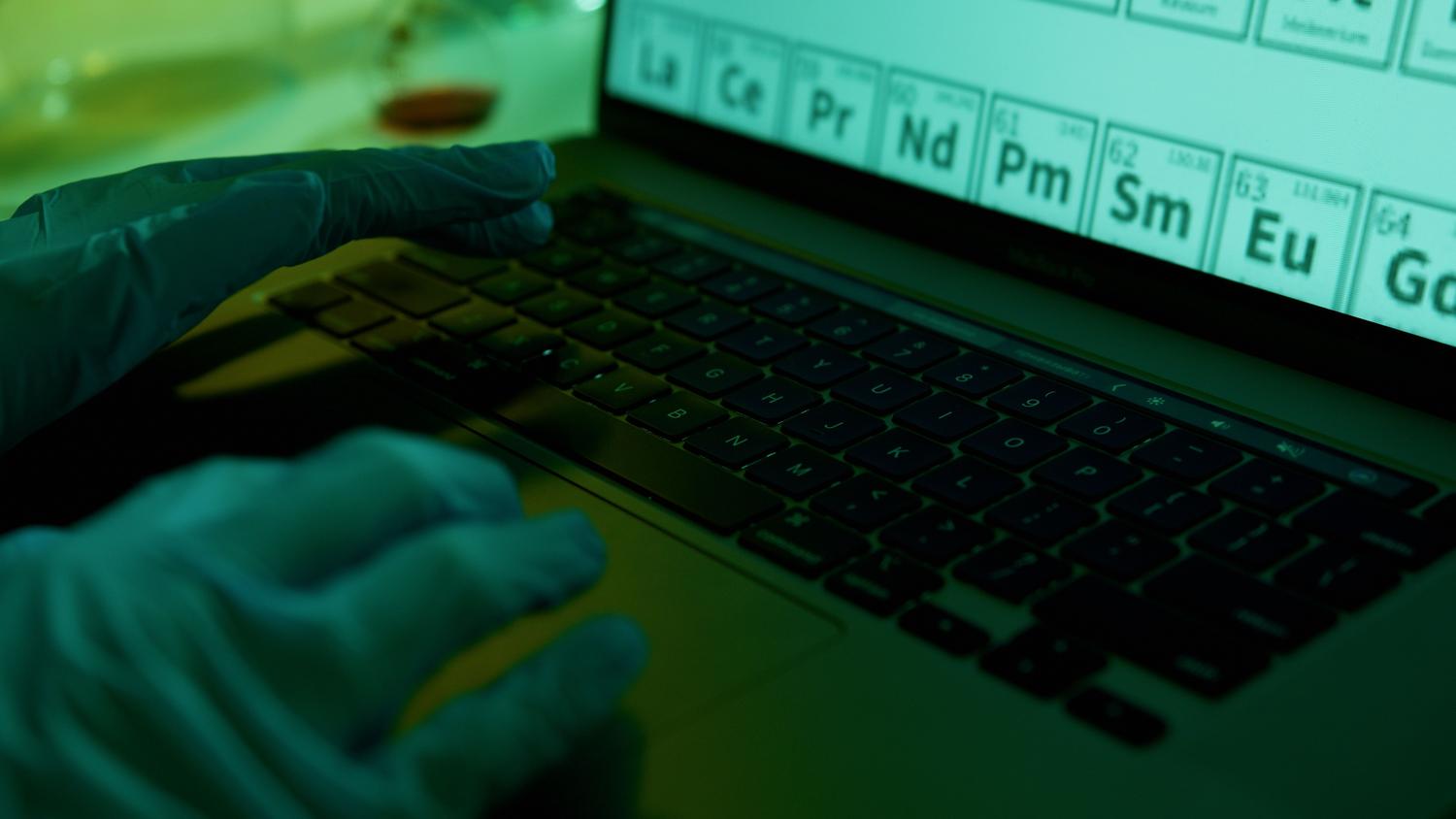 Primer plano de un investigador con guantes de laboratorio trabajando en un portátil, uniendo la experimentación con el análisis cuantitativo. Primer plano de un investigador con guantes de laboratorio trabajando en un portátil, uniendo la experimentación con el análisis cuantitativo.