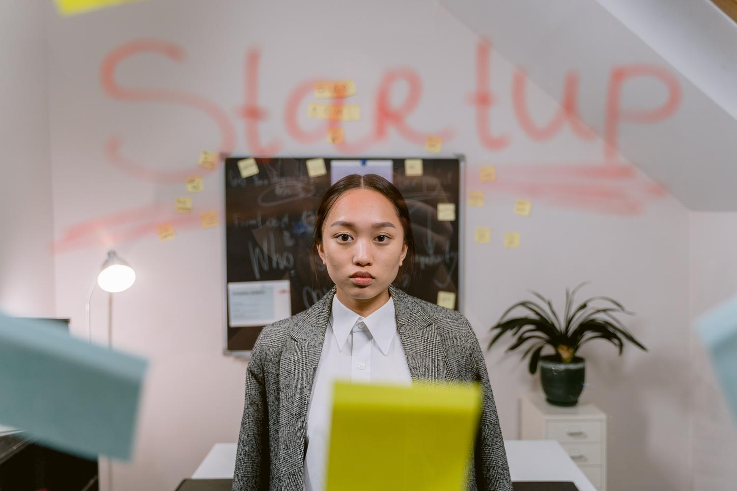 Profesional joven en un entorno de oficina startup, representando la autonomía laboral Profesional joven en un entorno de oficina startup, representando la autonomía laboral