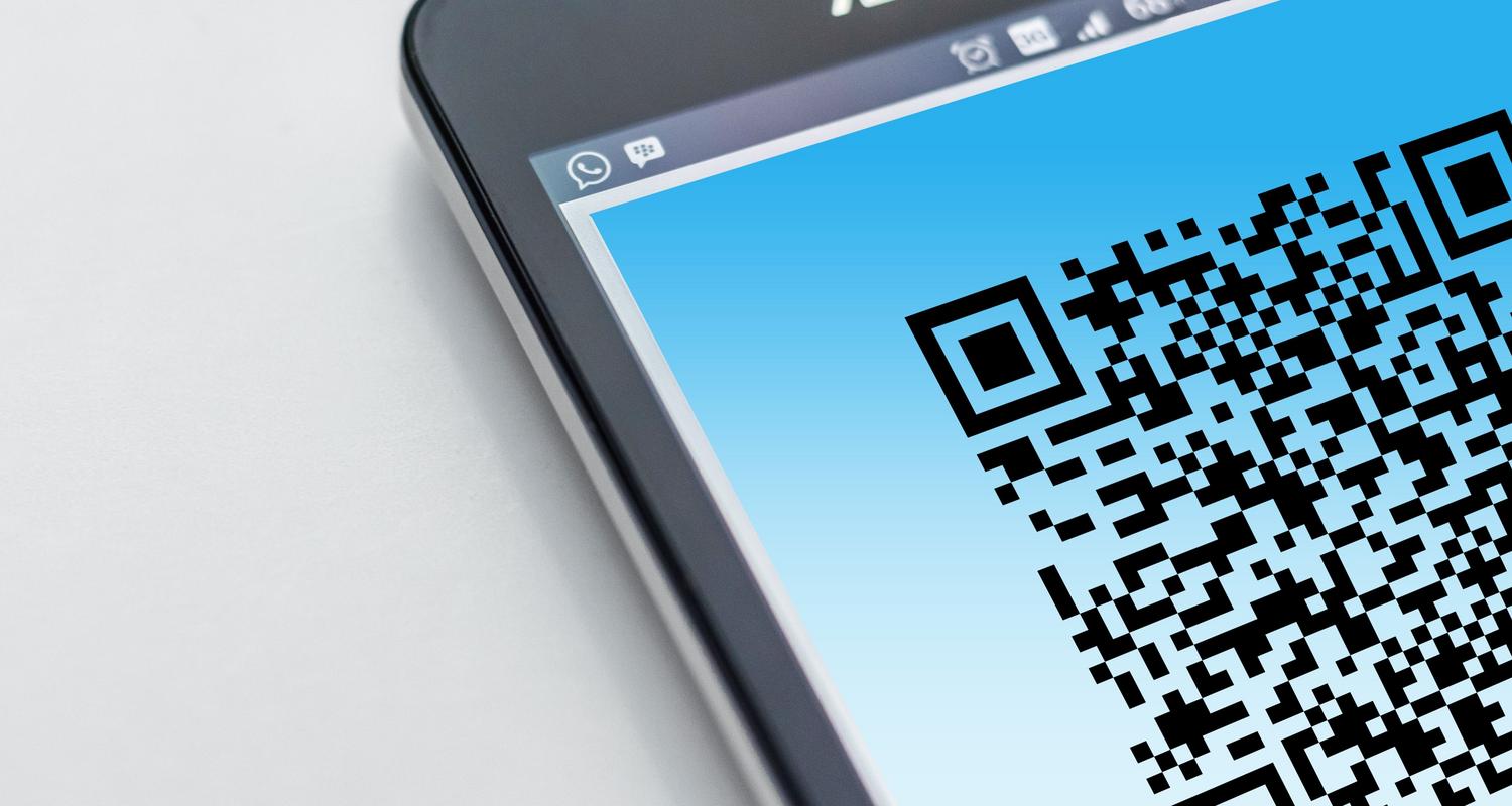 Primer plano de la pantalla de un smartphone mostrando un código QR para pago móvil Primer plano de la pantalla de un smartphone mostrando un código QR para pago móvil