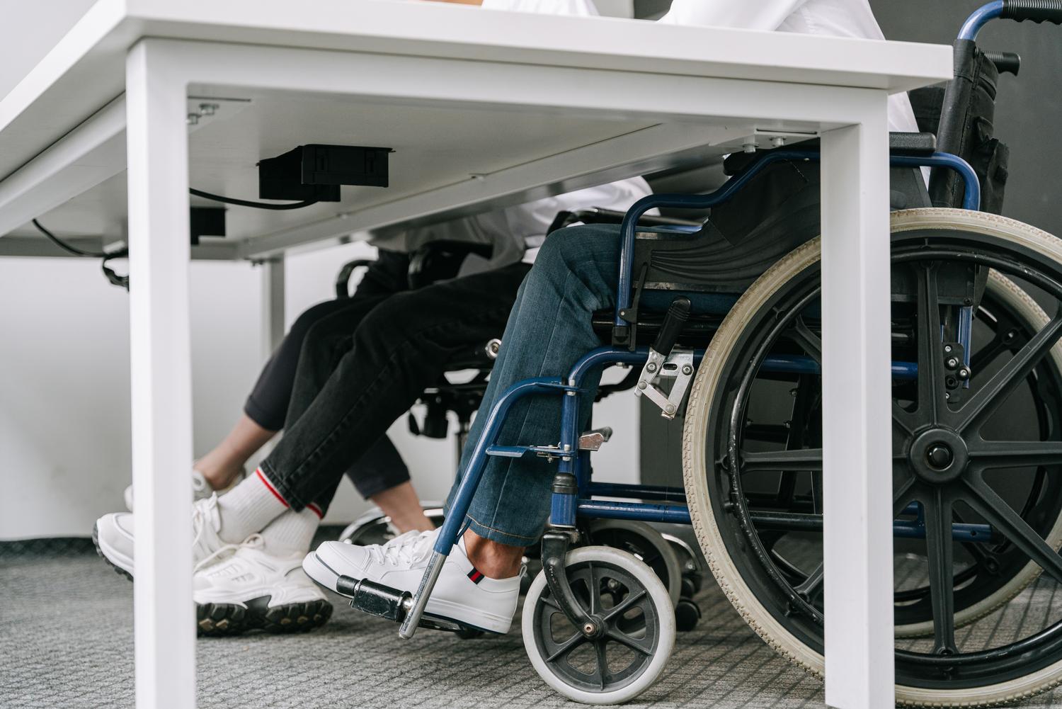 Entorno de oficina adaptado Entorno de oficina adaptado para personas en silla de ruedas, ejemplificando la eliminación de la minusvalía en el ámbito laboral.