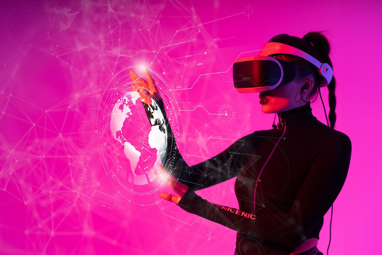 Representación futurista del metaverso y Web3 con una mujer interactuando con un holograma digital y nodos de red. Representación futurista del metaverso y Web3 con una mujer interactuando con un holograma digital y nodos de red.