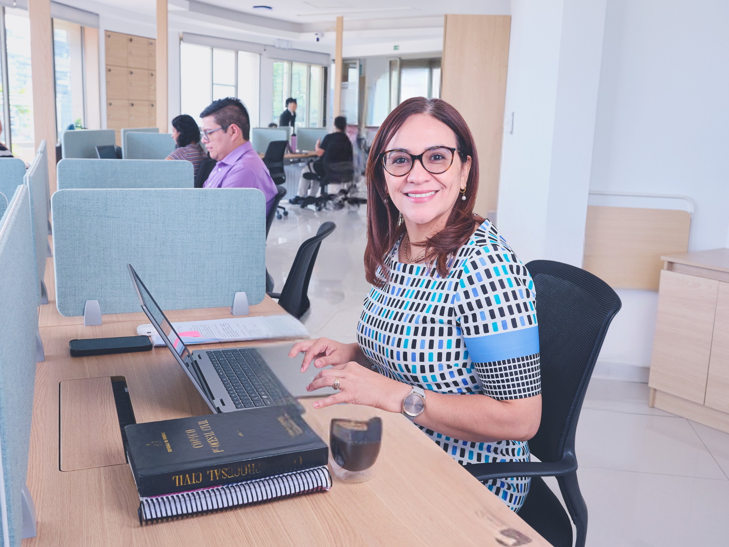 Profesional senior con experiencia trabajando en un despacho moderno Profesional senior con experiencia trabajando en un despacho moderno y luminoso, simbolizando la estabilidad y los beneficios de la antigüedad.
