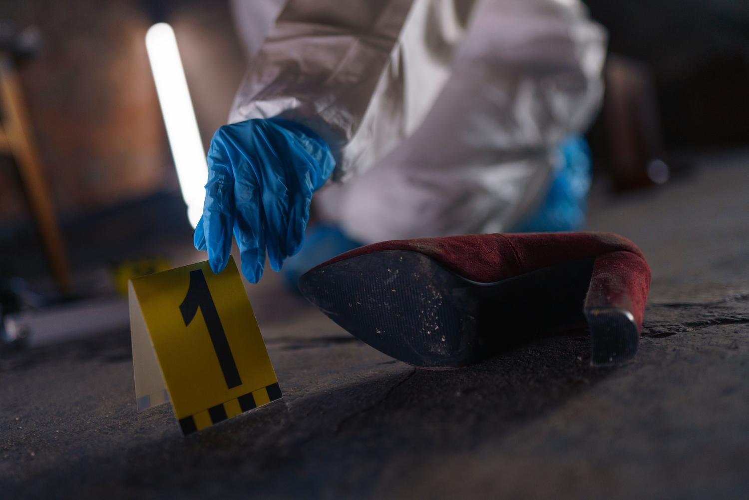Señalización de evidencia número 1 en una escena del crimen, elemento icónico de la criminalística Señalización de evidencia número 1 en una escena del crimen, elemento icónico de la criminalística