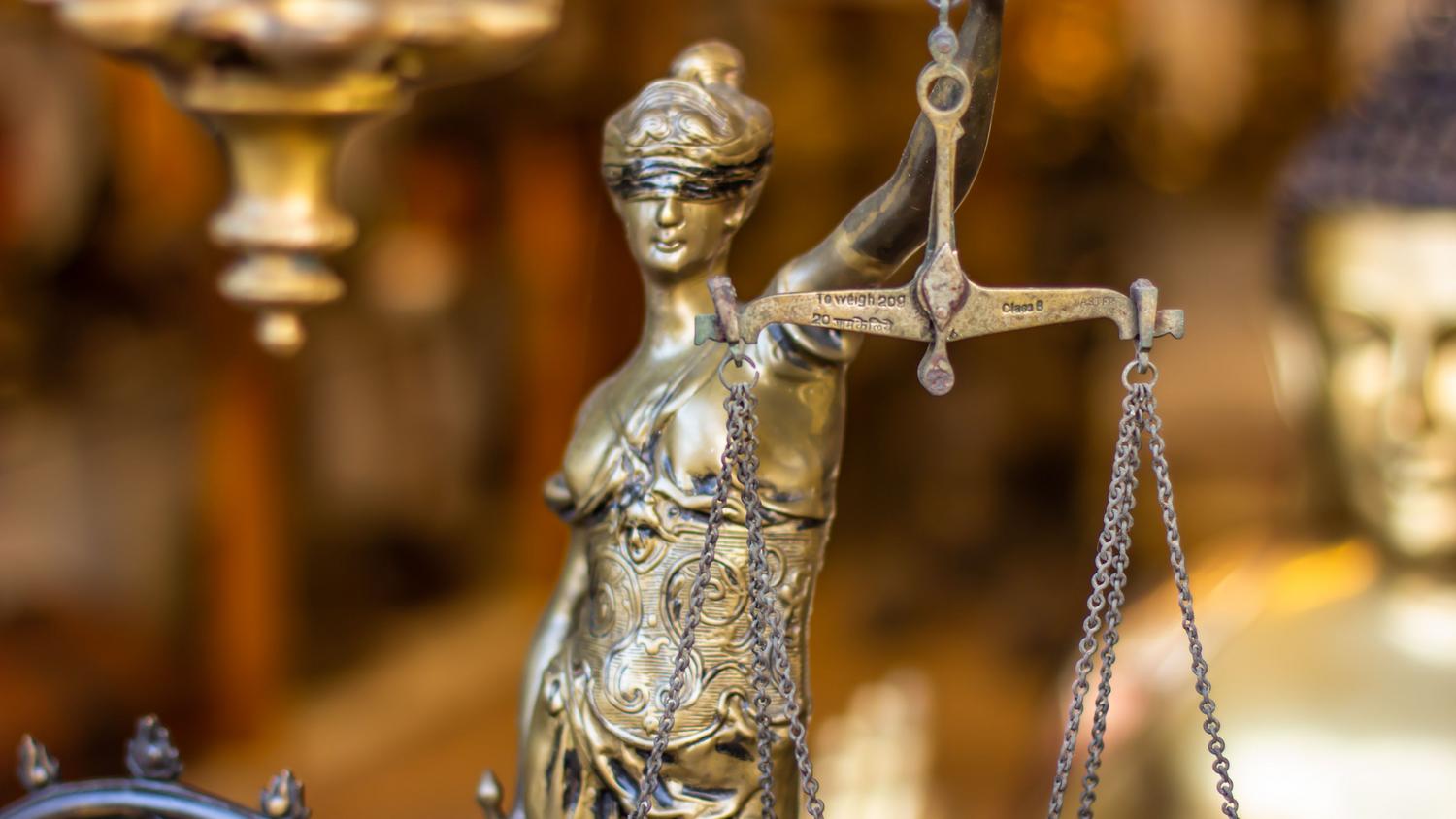 Estatua de la Dama de la Justicia, representando la equidad y la ley aplicadas al estudio del delito Estatua de la Dama de la Justicia, representando la equidad y la ley aplicadas al estudio del delito