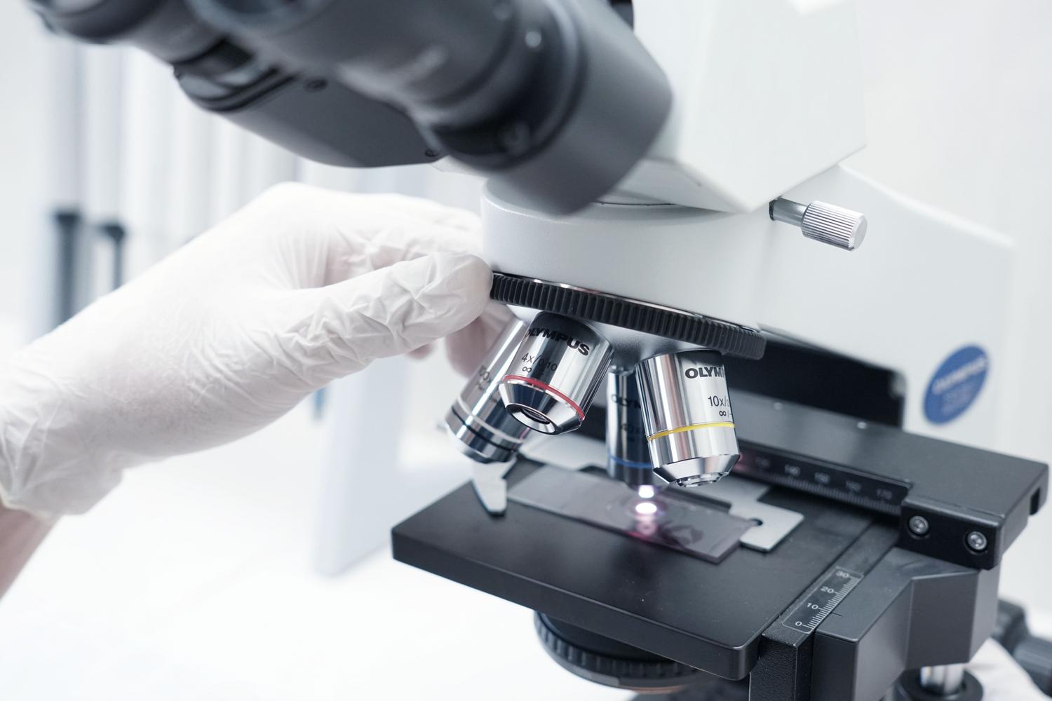 Primer plano de un microscopio profesional en un laboratorio de investigación científica. Primer plano de un microscopio profesional en un laboratorio de investigación científica.