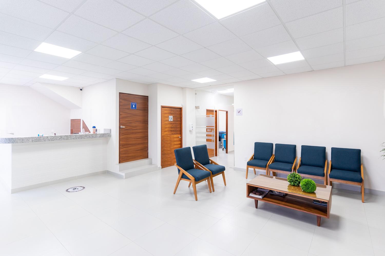 Sala de espera de una clínica médica moderna, luminosa y acogedora. Sala de espera de una clínica médica moderna, luminosa y acogedora.