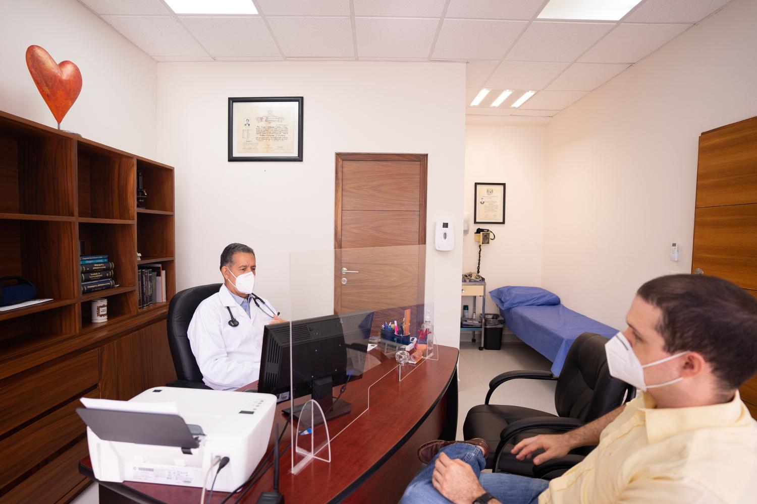 Consulta médica personalizada entre un doctor y su paciente en un entorno clínico. Consulta médica personalizada entre un doctor y su paciente en un entorno clínico.