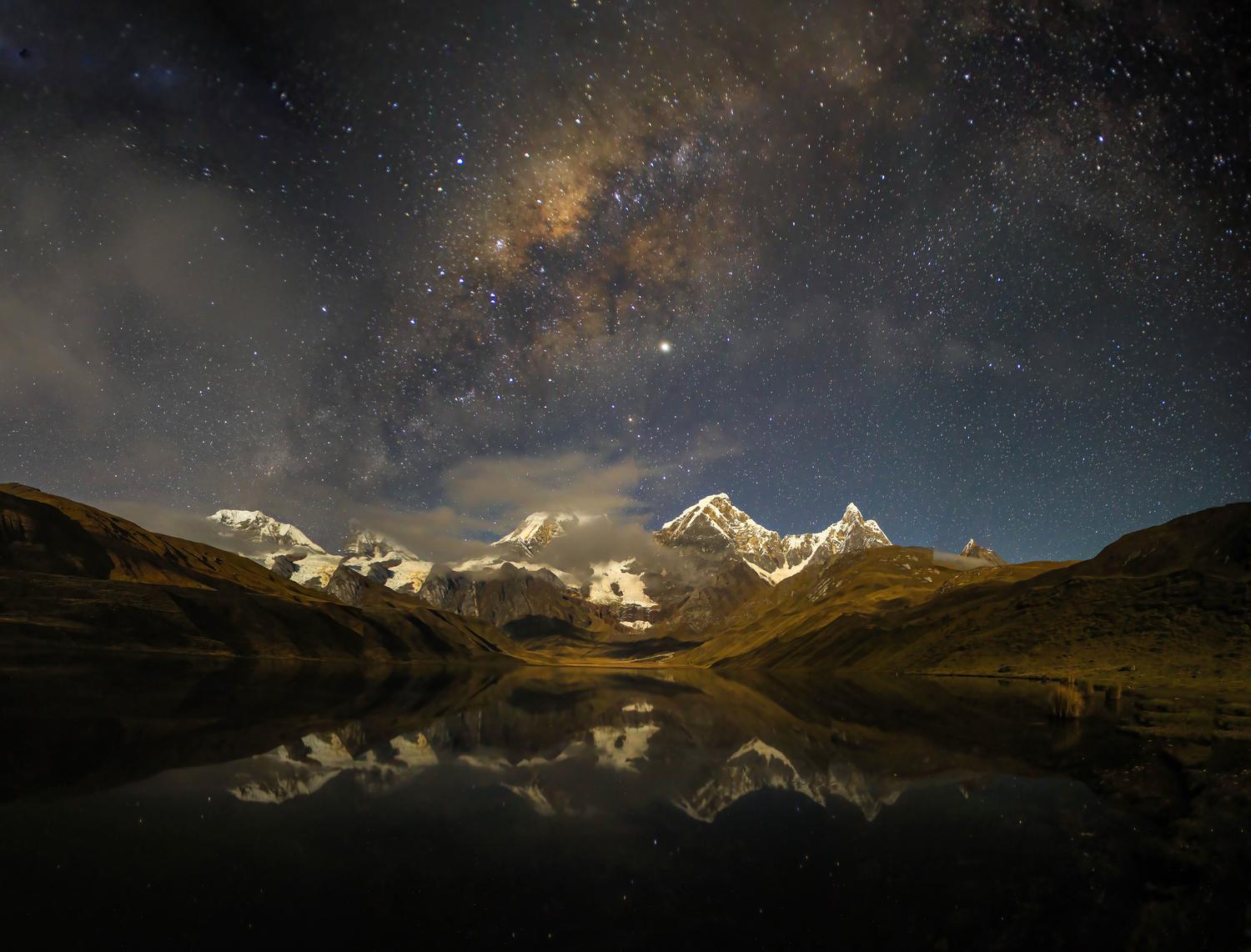 Montañas nevadas y la Vía Láctea reflejadas en un lago tranquilo, evocando la reflexión filosófica y el espejo del ser. Montañas nevadas y la Vía Láctea reflejadas en un lago tranquilo, evocando la reflexión filosófica y el espejo del ser.
