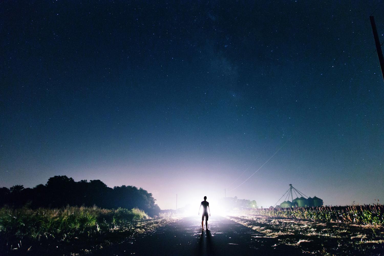 Silueta de una persona caminando por una carretera hacia un horizonte luminoso bajo un cielo estrellado, representando el camino del estudiante hacia el conocimiento metafísico. Silueta de una persona caminando por una carretera hacia un horizonte luminoso bajo un cielo estrellado, representando el camino del estudiante hacia el conocimiento metafísico.