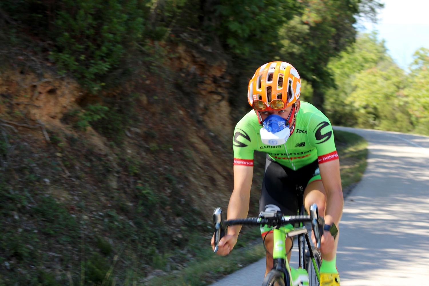 Ciclista de alto rendimiento utilizando una máscara de análisis de VO2, representando la especialización en nutrición deportiva y rendimiento atlético. Ciclista de alto rendimiento utilizando una máscara de análisis de VO2, representando la especialización en nutrición deportiva y rendimiento atlético.