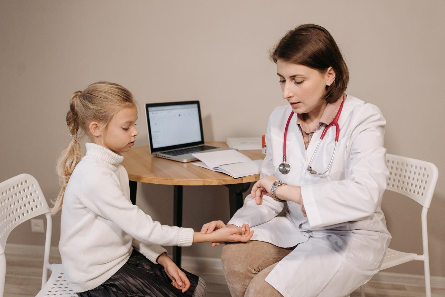 Consulta pediátrica profesional donde un doctor evalúa la salud cardiovascular de una paciente infantil Consulta pediátrica profesional donde un doctor evalúa la salud cardiovascular de una paciente infantil