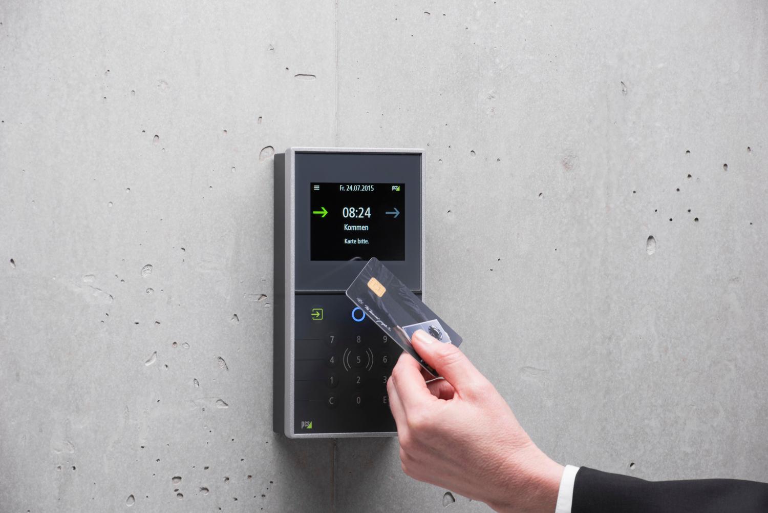 Primer plano de una persona utilizando una tarjeta de proximidad RFID en un lector electrónico de control de accesos. Primer plano de una persona utilizando una tarjeta de proximidad RFID en un lector electrónico de control de accesos.