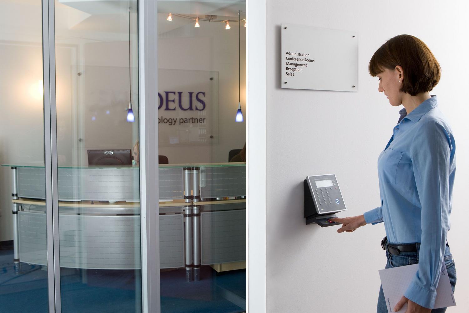 Uso de un sistema de control de acceso biométrico mediante el escaneo de huellas dactilares en una oficina moderna. Uso de un sistema de control de acceso biométrico mediante el escaneo de huellas dactilares en una oficina moderna.