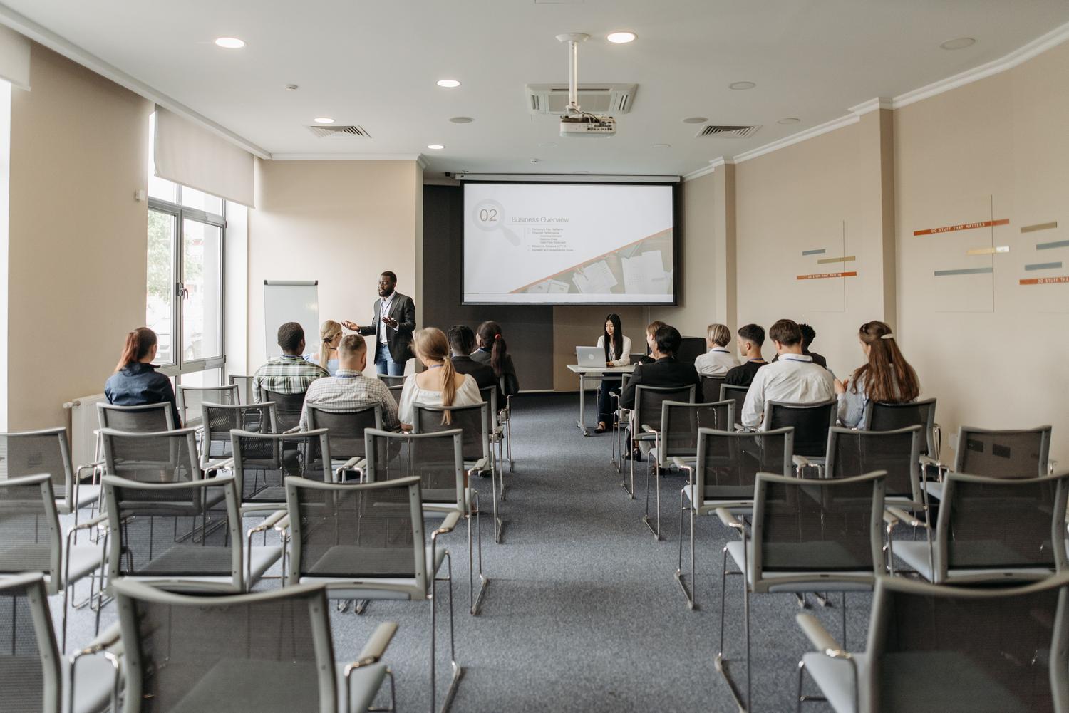 Aula de formación profesional con alumnos asistiendo a una presentación sobre seguridad y control de accesos. Aula de formación profesional con alumnos asistiendo a una presentación sobre seguridad y control de accesos.