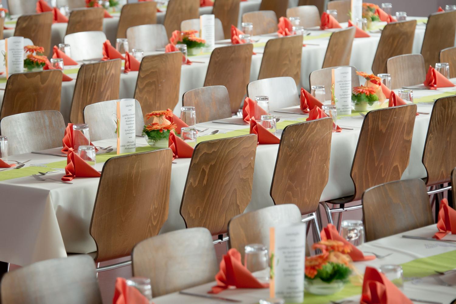 Montaje profesional de mesas y decoración para la organización de eventos, ideal para ilustrar el Grado de Agencia de Viajes y Gestión de Eventos Montaje profesional de mesas y decoración para la organización de eventos, ideal para ilustrar el Grado de Agencia de Viajes y Gestión de Eventos