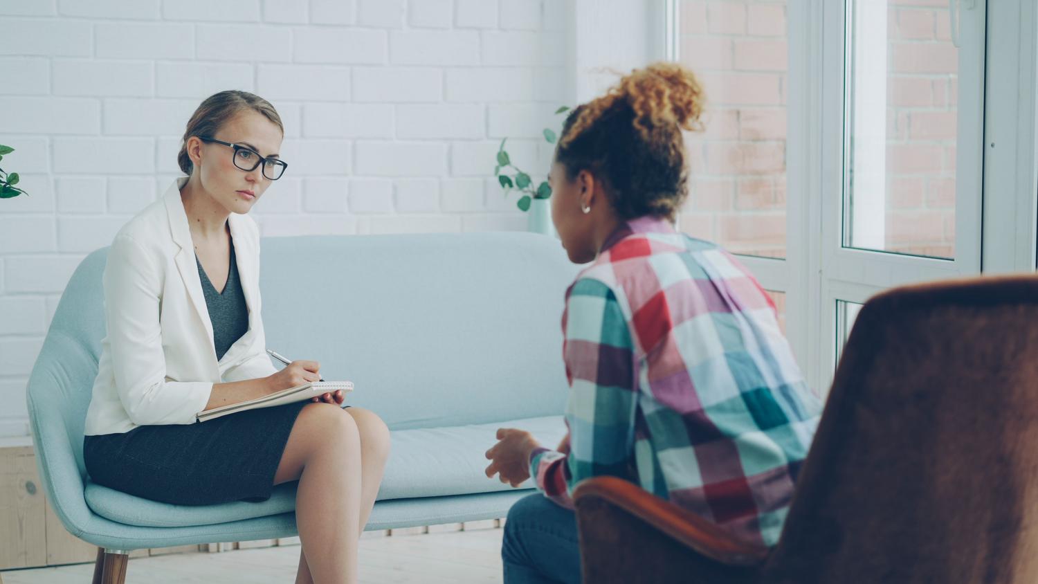 Sesión de orientación profesional donde un asesor escucha atentamente a un usuario, representando el acompañamiento sociolaboral y el diagnóstico inicial. Sesión de orientación profesional donde un asesor escucha atentamente a un usuario, representando el acompañamiento sociolaboral y el diagnóstico inicial.