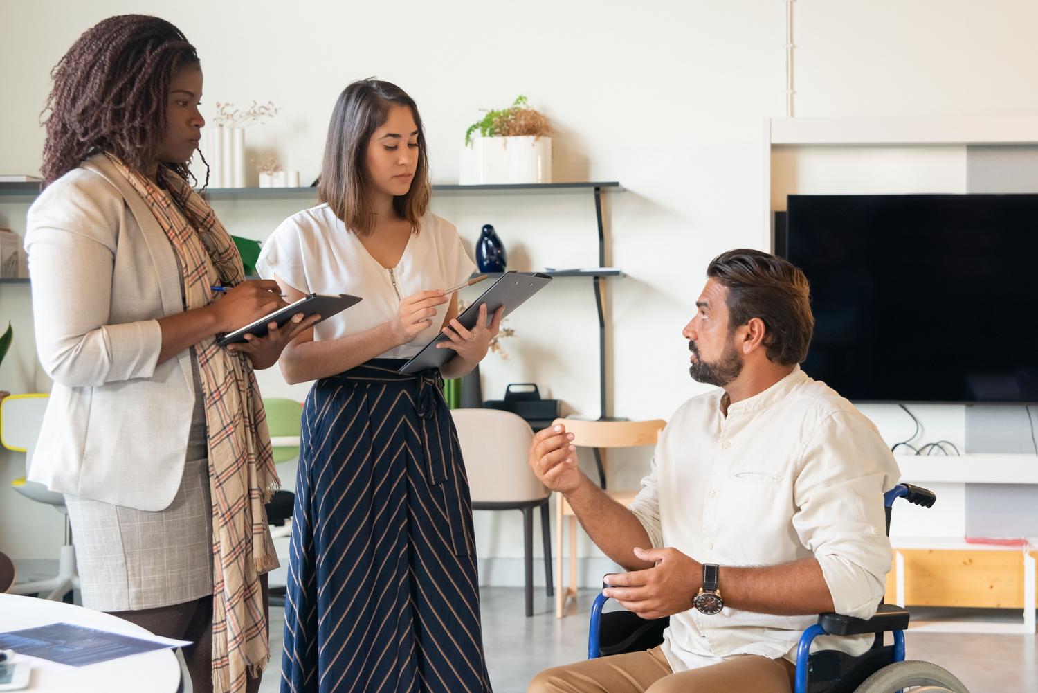 Equipo de trabajo diverso en una oficina moderna, incluyendo a una persona en silla de ruedas, reflejando la creación de entornos laborales inclusivos. Equipo de trabajo diverso en una oficina moderna, incluyendo a una persona en silla de ruedas, reflejando la creación de entornos laborales inclusivos.