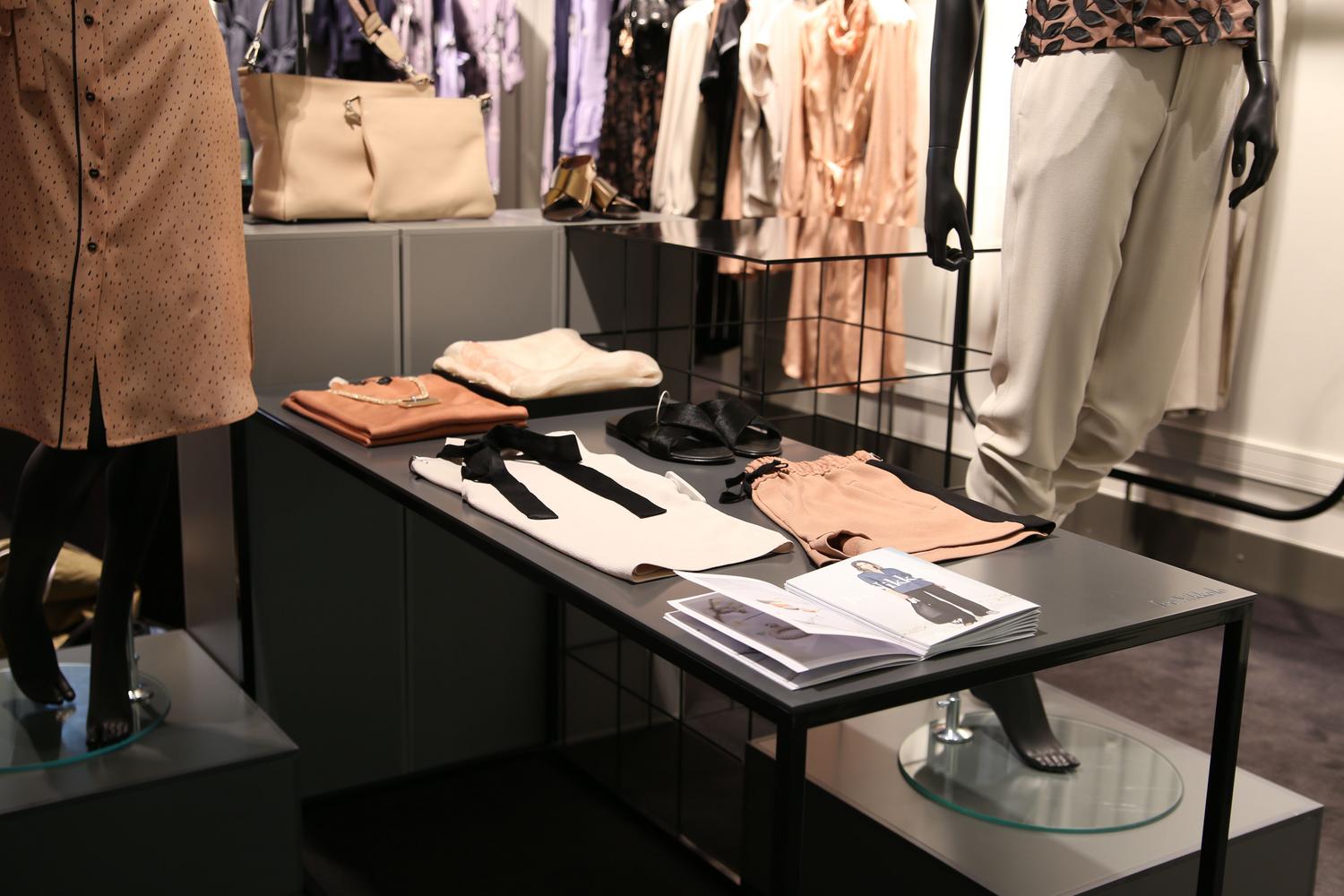 Visual merchandising y espacios comerciales Exposición de productos en una tienda de moda aplicando técnicas de visual merchandising y gestión de espacios comerciales.