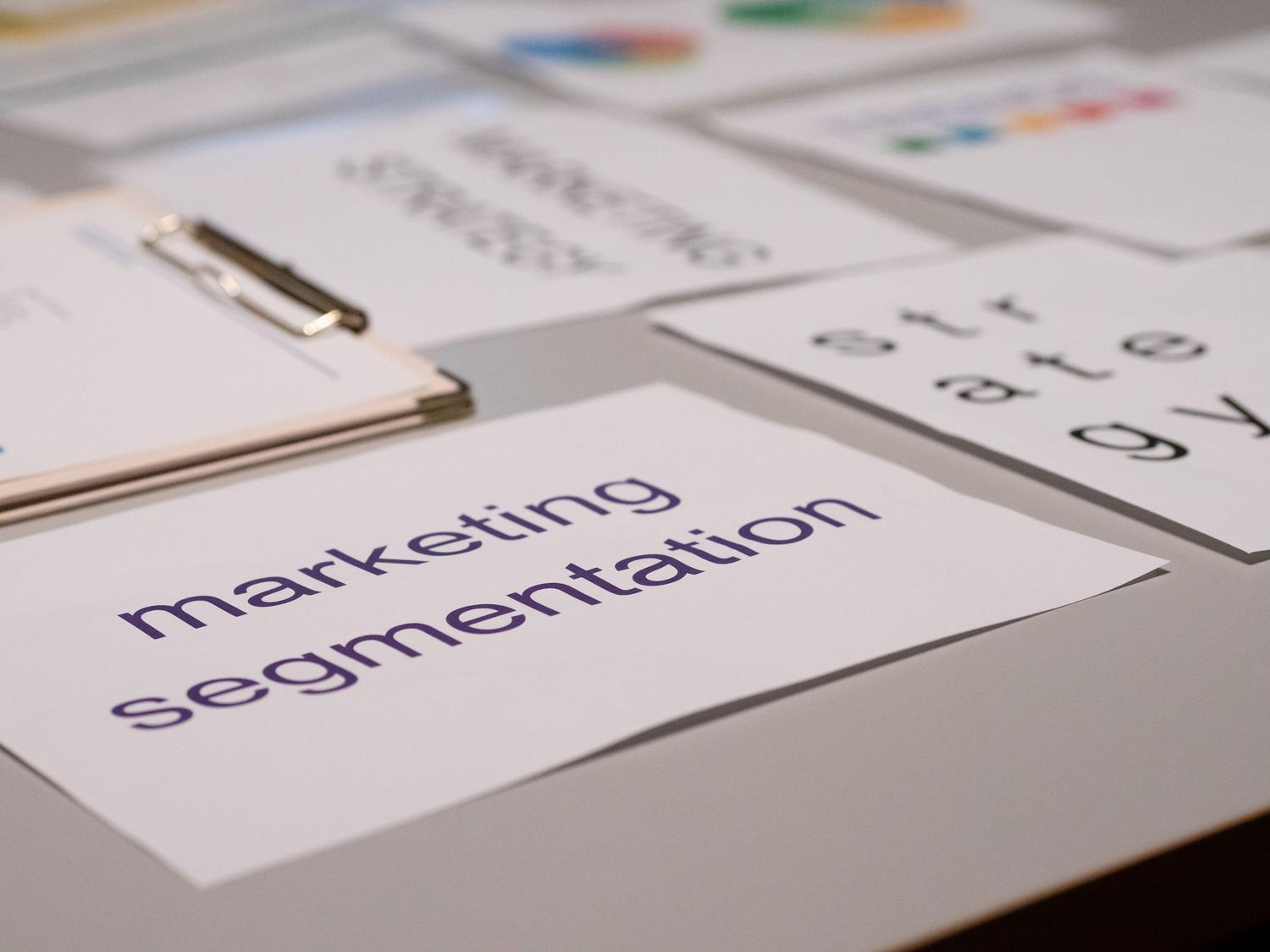 Documentos de planificación de marketing y segmentación de mercado Documentos de planificación de marketing y segmentación de mercado sobre un escritorio profesional.