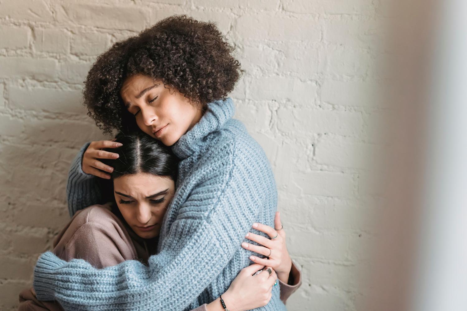 Una mujer consolando a una amiga triste, representando la empatía y las habilidades sociales de la inteligencia emocional. Una mujer consolando a una amiga triste, representando la empatía y las habilidades sociales de la inteligencia emocional.
