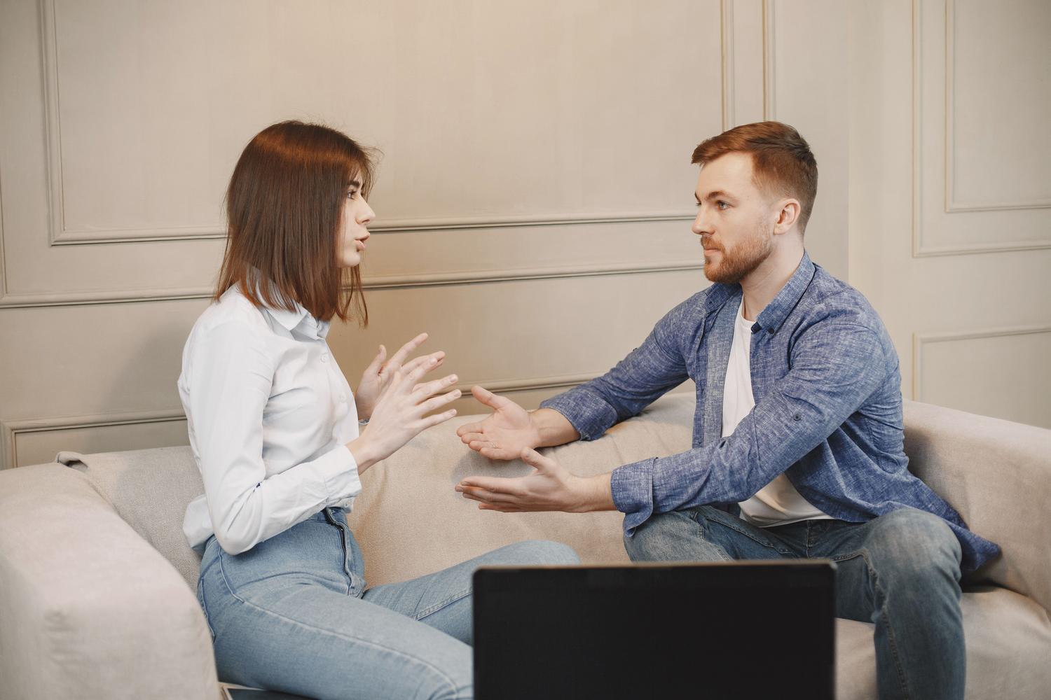 Una pareja manteniendo una conversación reflexiva y constructiva, ejemplificando la gestión de conflictos y la comunicación efectiva. Una pareja manteniendo una conversación reflexiva y constructiva, ejemplificando la gestión de conflictos y la comunicación efectiva.