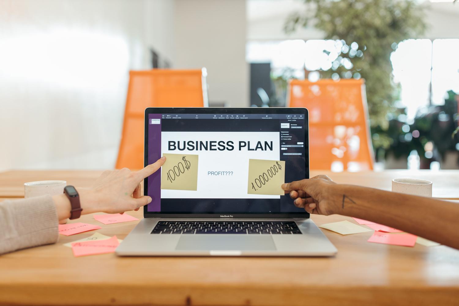 Profesionales planificando una estrategia de negocio en un ordenador portátil con notas adhesivas, ilustrando el emprendimiento y la gestión financiera. Profesionales planificando una estrategia de negocio en un ordenador portátil con notas adhesivas, ilustrando el emprendimiento y la gestión financiera.
