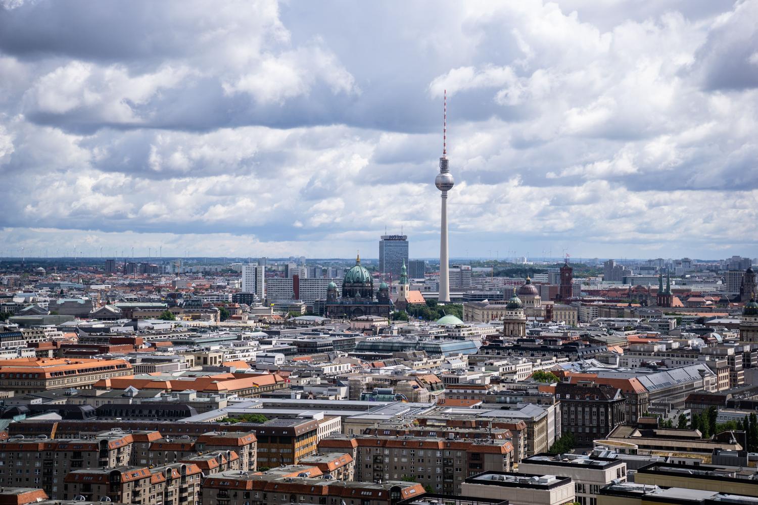 Vista aérea panorámica de Berlín, Alemania, mostrando el icónico Fernsehturm (Torre de Televisión) y la Catedral de Berlín sobre la ciudad. Vista aérea panorámica de Berlín, Alemania, mostrando el icónico Fernsehturm (Torre de Televisión) y la Catedral de Berlín sobre la ciudad.