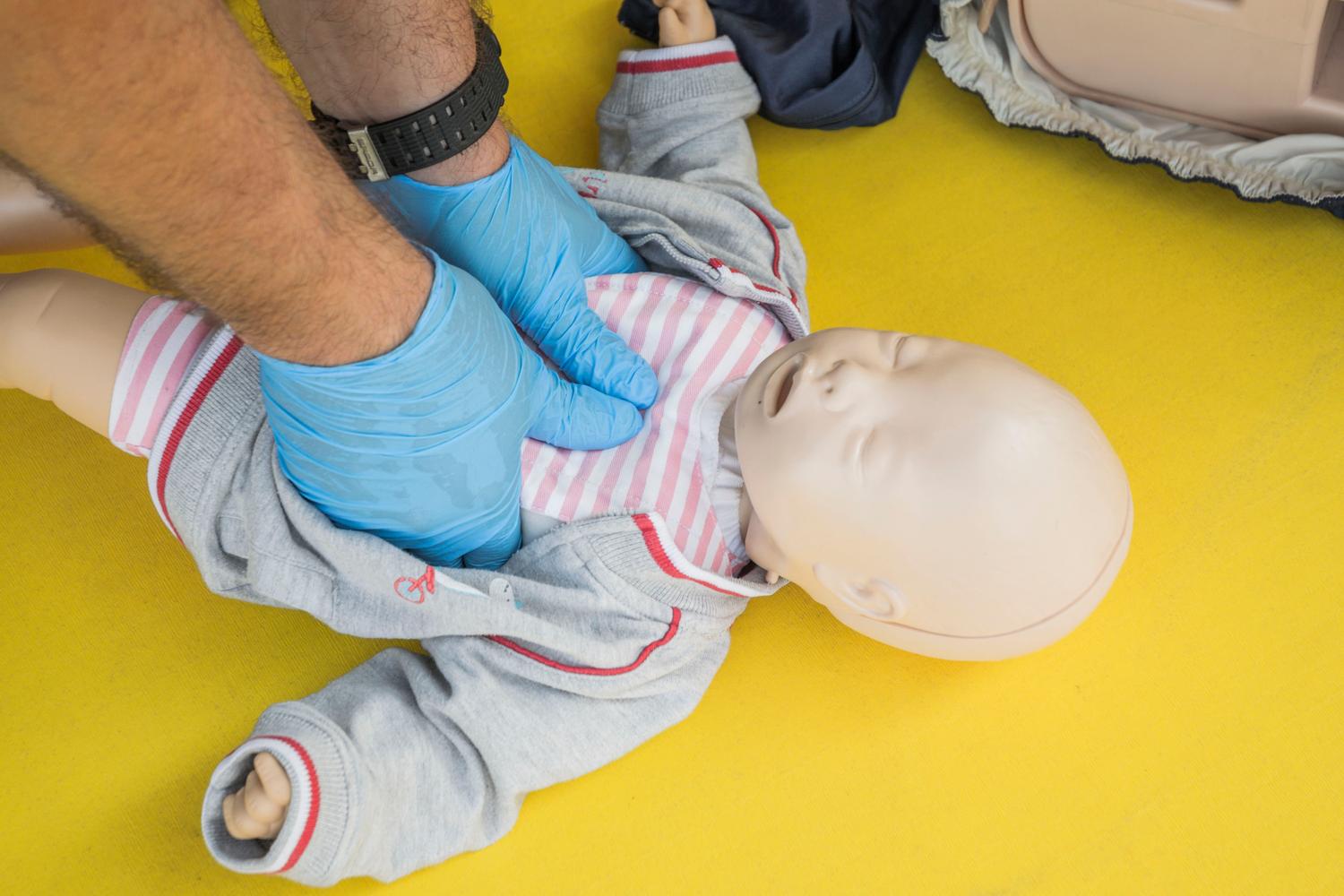 Entrenamiento de reanimación cardiopulmonar (RCP) en un maniquí pediátrico para soporte vital básico. Entrenamiento de reanimación cardiopulmonar (RCP) en un maniquí pediátrico para soporte vital básico.