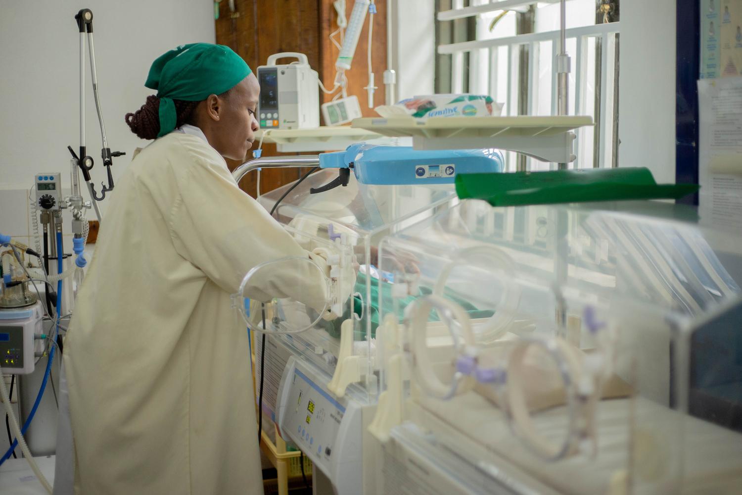 Atención especializada de un recién nacido en una incubadora de cuidados intensivos neonatales. Atención especializada de un recién nacido en una incubadora de cuidados intensivos neonatales.