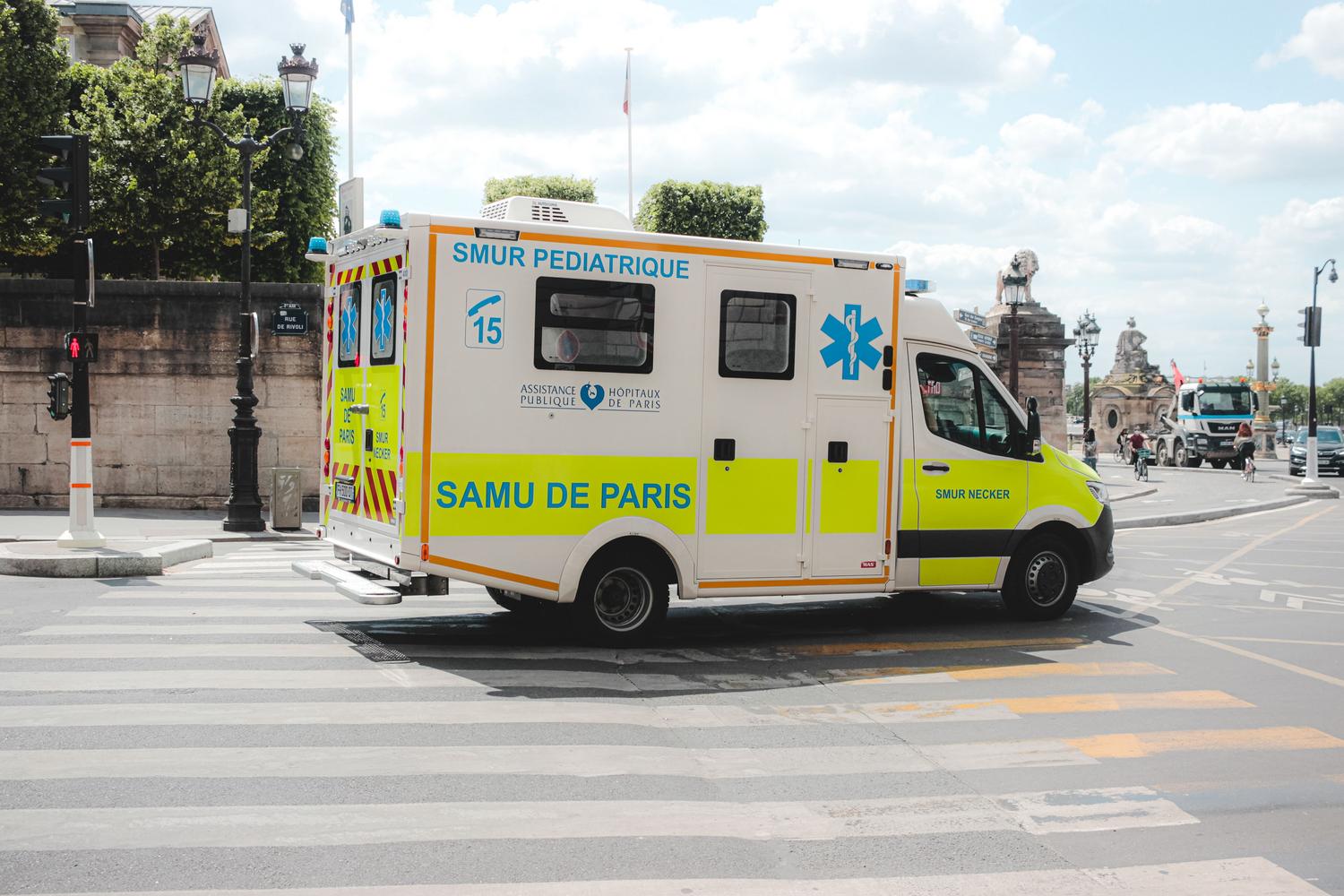 Ambulancia de emergencias sanitarias circulando por la ciudad para atención extrahospitalaria. Ambulancia de emergencias sanitarias circulando por la ciudad para atención extrahospitalaria.