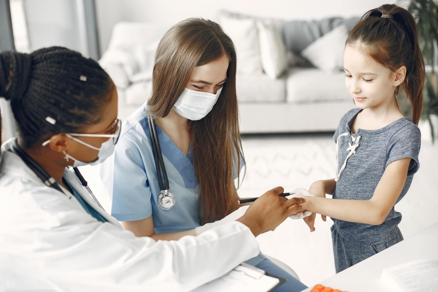 Equipo médico y de enfermería coordinando la atención de un niño en un servicio de urgencias. Equipo médico y de enfermería coordinando la atención de un niño en un servicio de urgencias.
