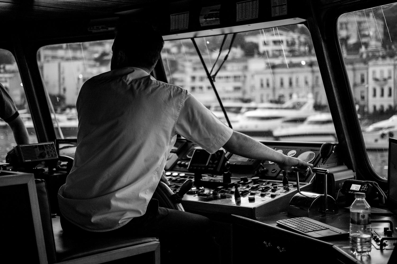 Capitán navegando desde el puente de mando Capitán navegando desde el puente de mando, simbolizando el éxito profesional y la certificación conseguida.
