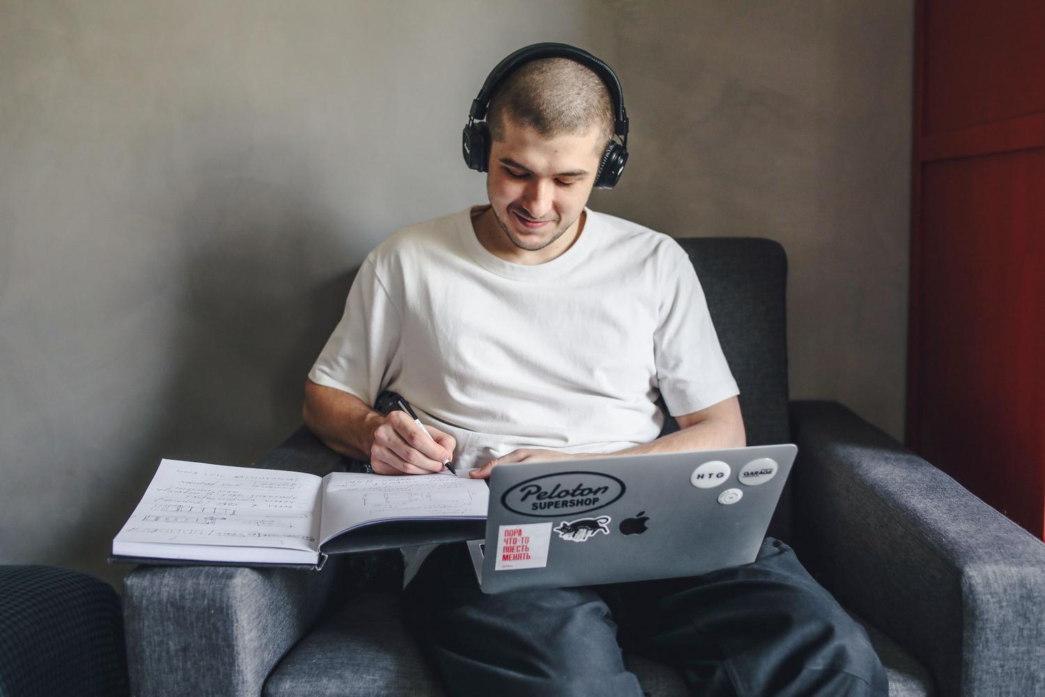Persona realizando una prueba de inglés online con ordenador y auriculares Persona realizando una prueba de inglés online con ordenador y auriculares, representando la sección de Listening.