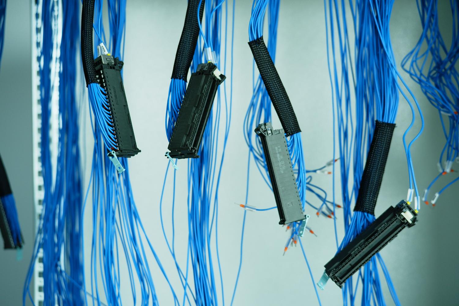 Detalle de cables ethernet en un centro de datos, ilustrando la integración mediante API y la infraestructura técnica. Detalle de cables ethernet en un centro de datos, ilustrando la integración mediante API y la infraestructura técnica.