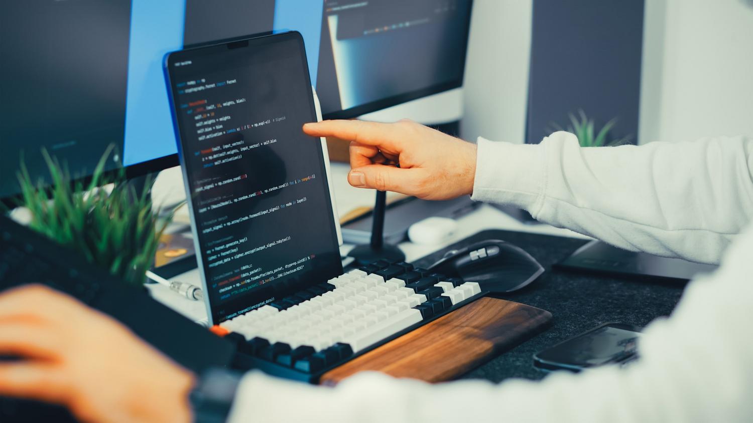 Programador trabajando en código con un ordenador portátil, representando la implementación de los SDKs de Python y JavaScript de TypeSafe AI. Programador trabajando en código con un ordenador portátil, representando la implementación de los SDKs de Python y JavaScript de TypeSafe AI.