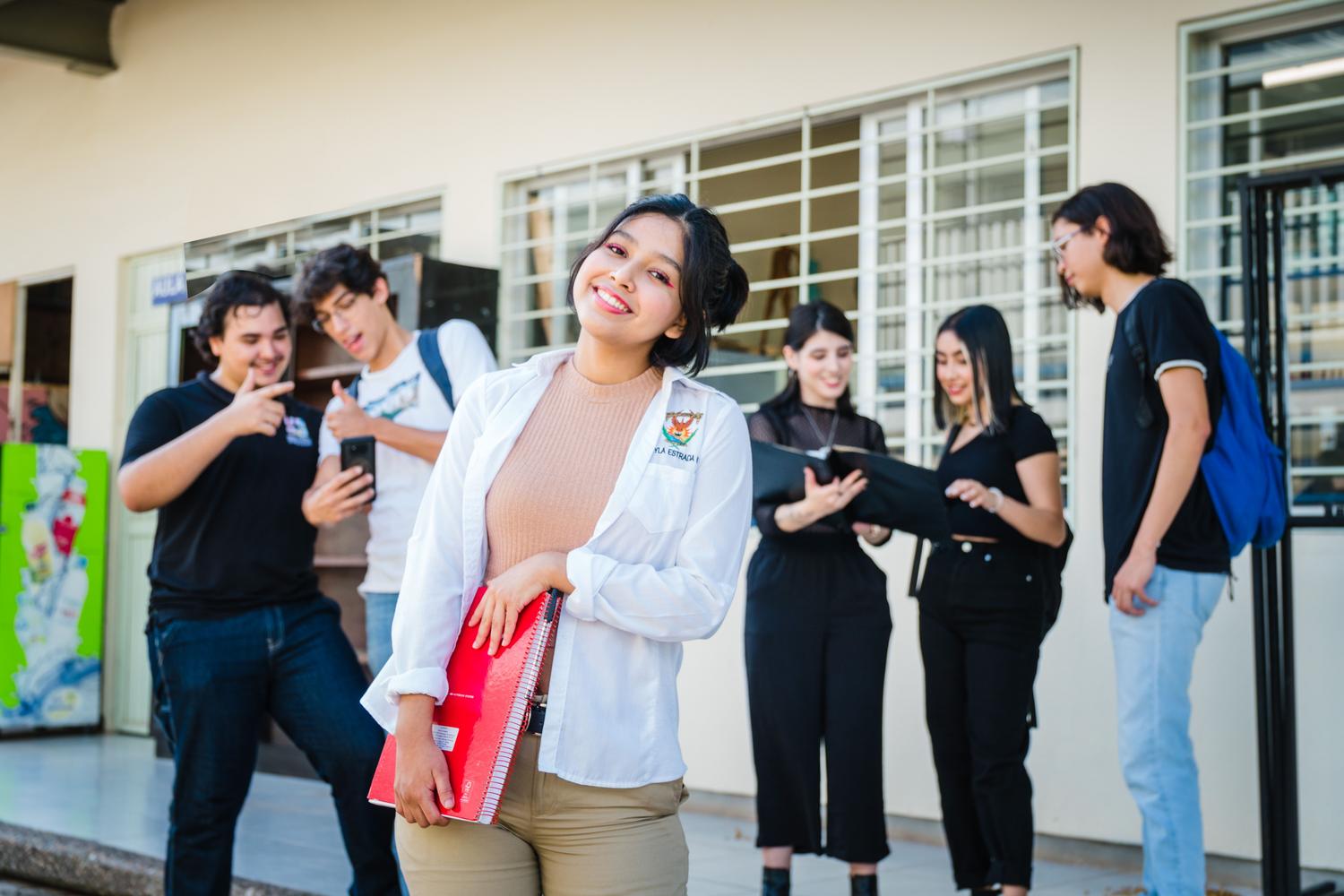 Estudiantes universitarios socializando y estudiando al aire libre en México, representando la red de universidades jesuitas en el país. Estudiantes universitarios socializando y estudiando al aire libre en México, representando la red de universidades jesuitas en el país.