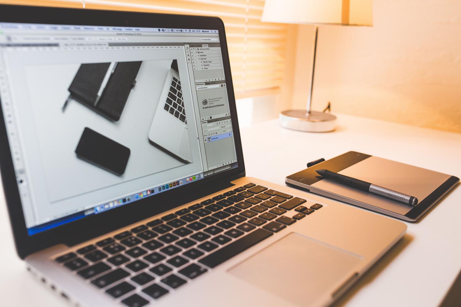 Espacio de trabajo creativo moderno con laptop y tableta digitalizadora para dibujo y animación. Espacio de trabajo creativo moderno con laptop y tableta digitalizadora para dibujo y animación.