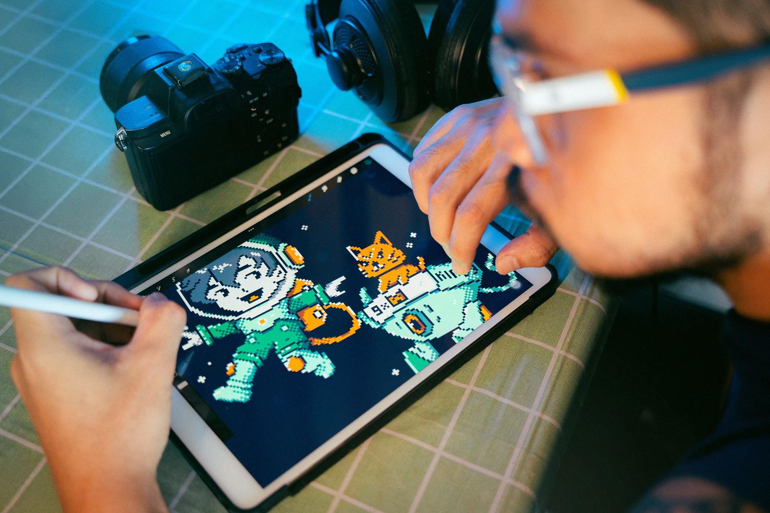 Primer plano de una persona dibujando arte digital en una tableta gráfica, proceso esencial para la animación 2D. Primer plano de una persona dibujando arte digital en una tableta gráfica, proceso esencial para la animación 2D.