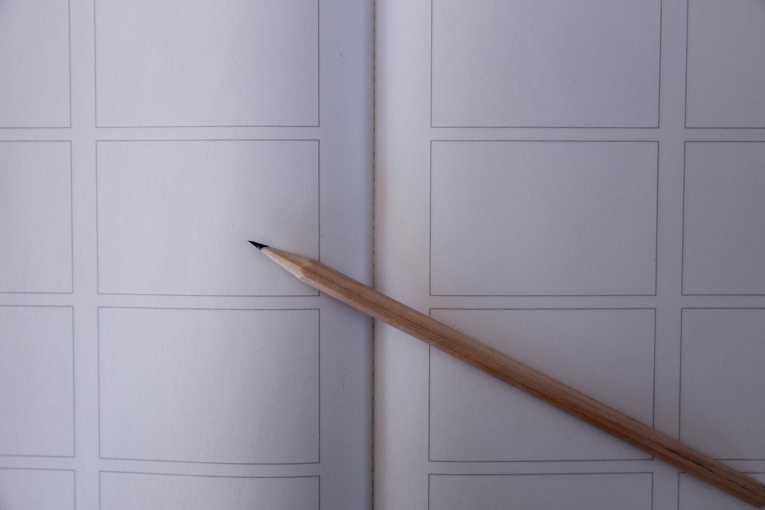 Plantilla de storyboard para la planificación de escenas de una animación 2D con un lápiz sobre la mesa. Plantilla de storyboard para la planificación de escenas de una animación 2D con un lápiz sobre la mesa.