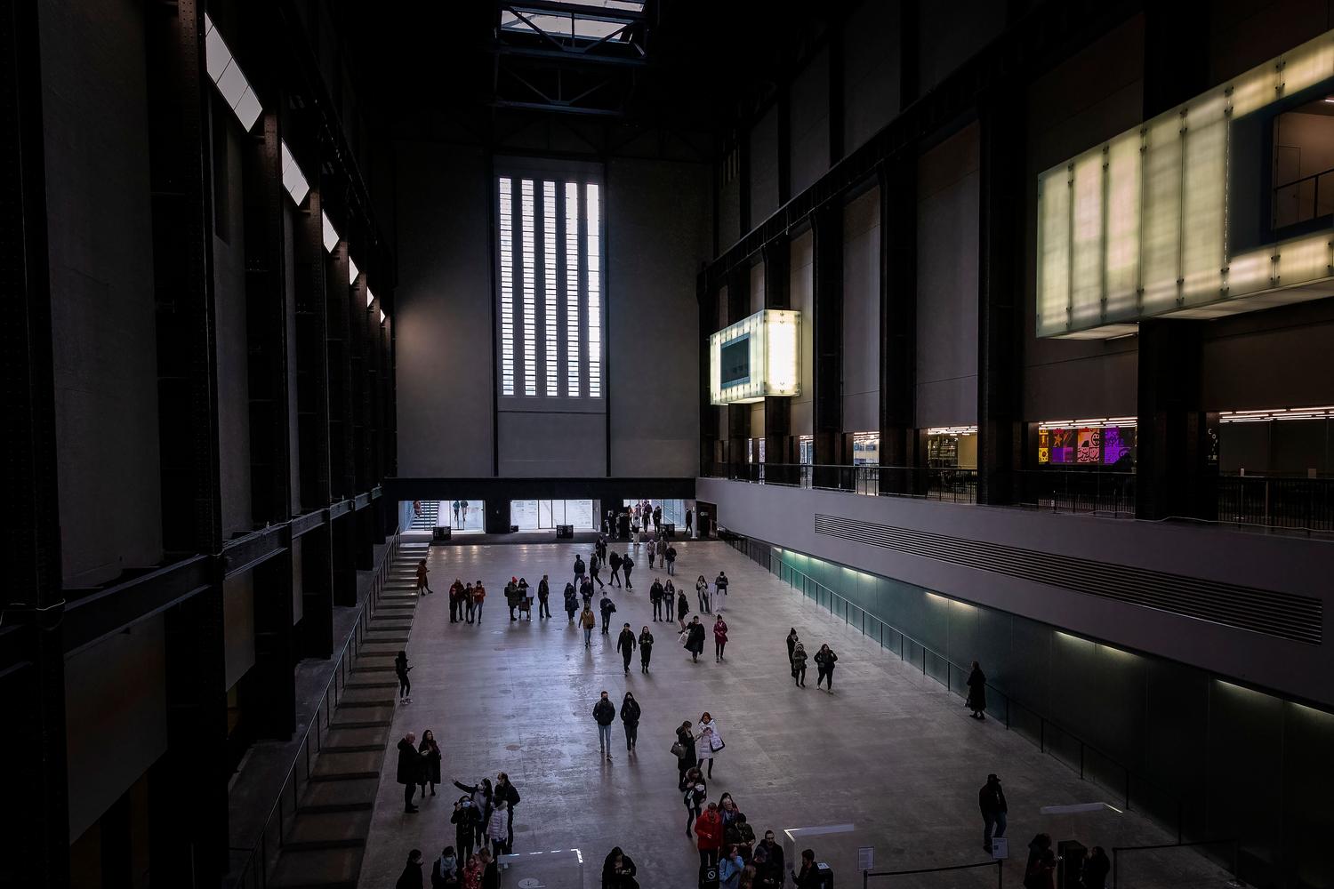 Vista amplia del interior de la galería Tate Modern en Londres, ejemplificando las instituciones internacionales de prestigio. Vista amplia del interior de la galería Tate Modern en Londres, ejemplificando las instituciones internacionales de prestigio.