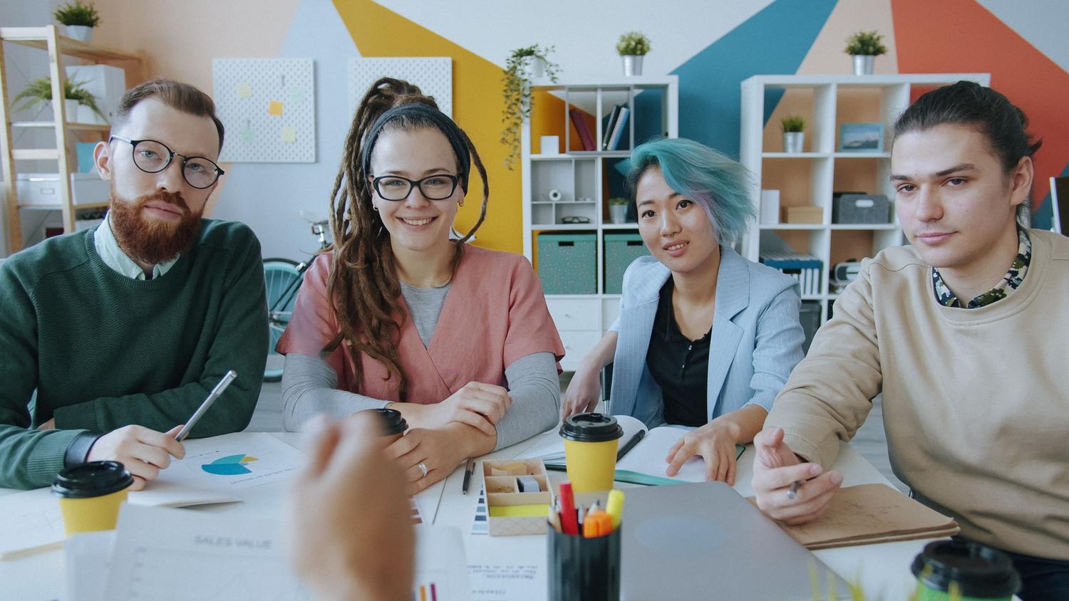 Equipo joven y diverso de profesionales colaborando en una oficina creativa, ilustrando el trabajo en equipo en la gestión cultural. Equipo joven y diverso de profesionales colaborando en una oficina creativa, ilustrando el trabajo en equipo en la gestión cultural.