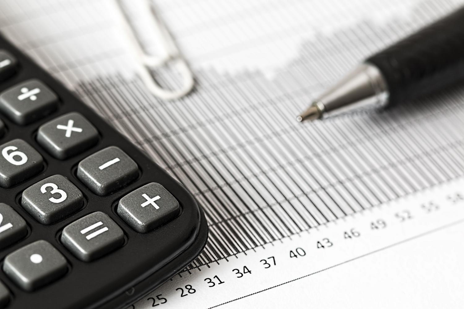 Concepto de estabilidad financiera con una calculadora y un gráfico de crecimiento. Concepto de estabilidad financiera con una calculadora y un gráfico de crecimiento.