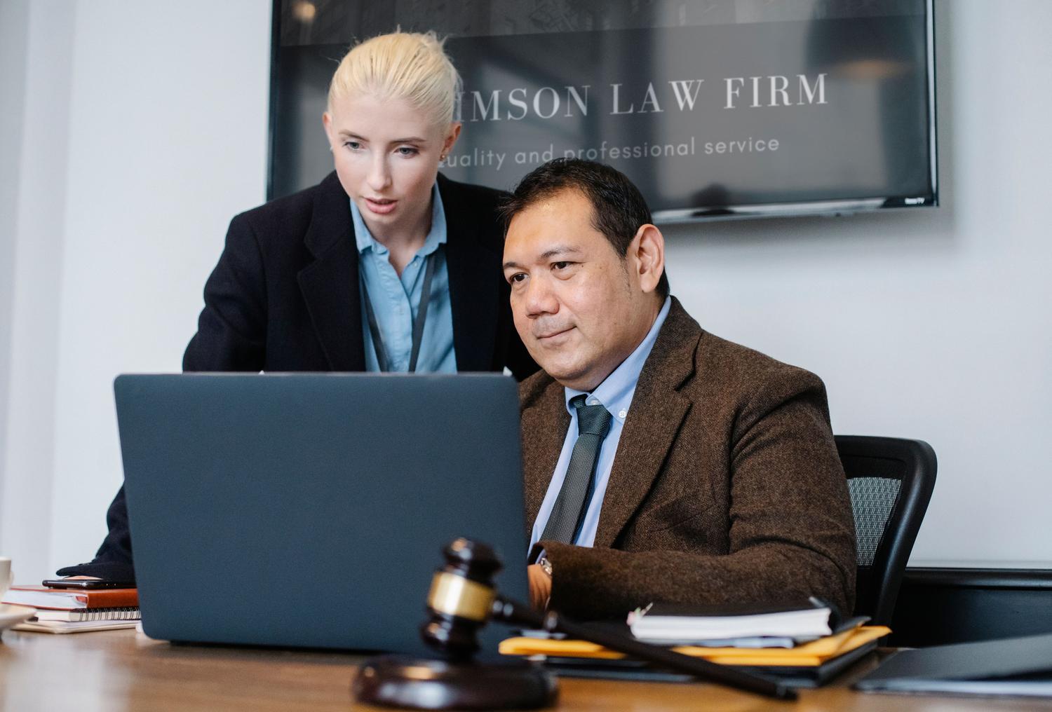 Profesionales del derecho colaborando en un caso digital utilizando herramientas tecnológicas en un despacho moderno. Profesionales del derecho colaborando en un caso digital utilizando herramientas tecnológicas en un despacho moderno.