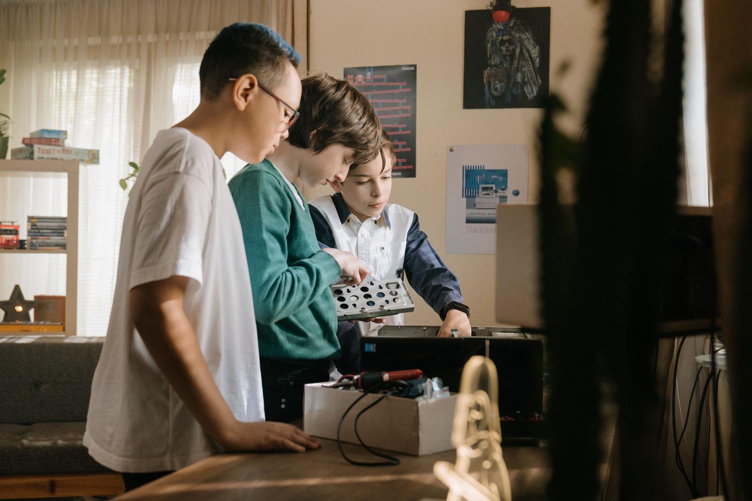 Jóvenes explorando hardware y tecnología en un entorno de aprendizaje práctico. Jóvenes explorando hardware y tecnología en un entorno de aprendizaje práctico.