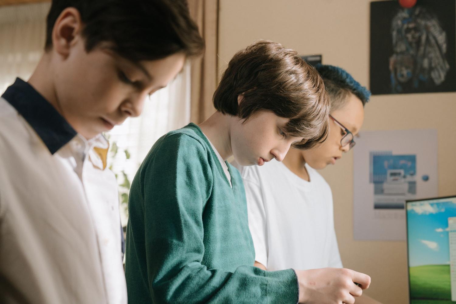 Estudiantes colaborando en un proyecto tecnológico en el aula, fomentando el trabajo en equipo. Estudiantes colaborando en un proyecto tecnológico en el aula, fomentando el trabajo en equipo.