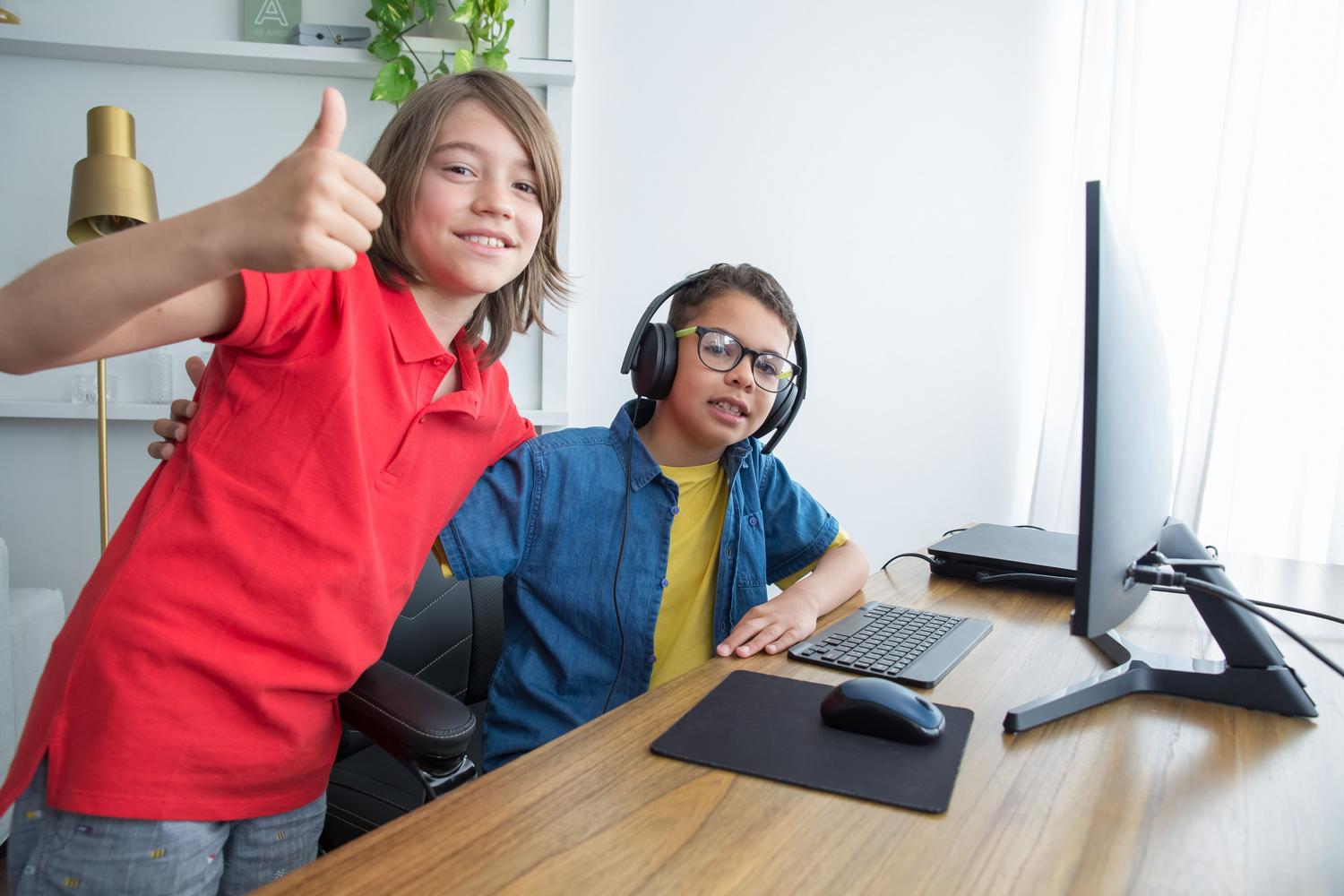 Dos niños concentrados frente a un ordenador, diseñando y creando sus propios proyectos digitales. Dos niños concentrados frente a un ordenador, diseñando y creando sus propios proyectos digitales.