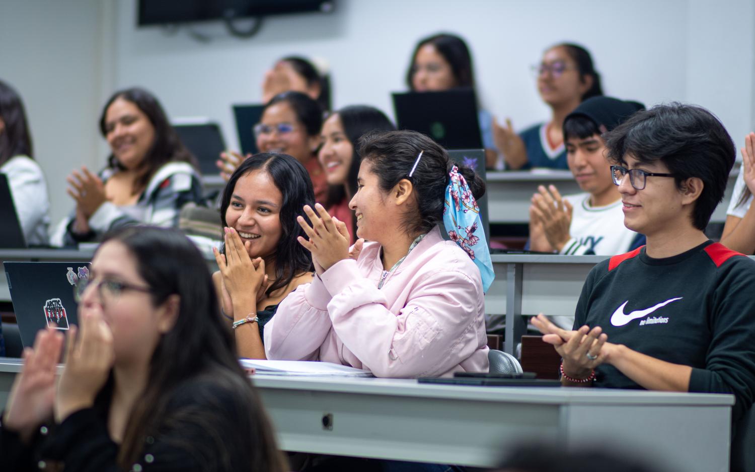 Difesa orale di un lavoro accademico I compagni di classe applaudono dopo la riuscita discussione orale di un elaborato accademico davanti al tribunale universitario.
