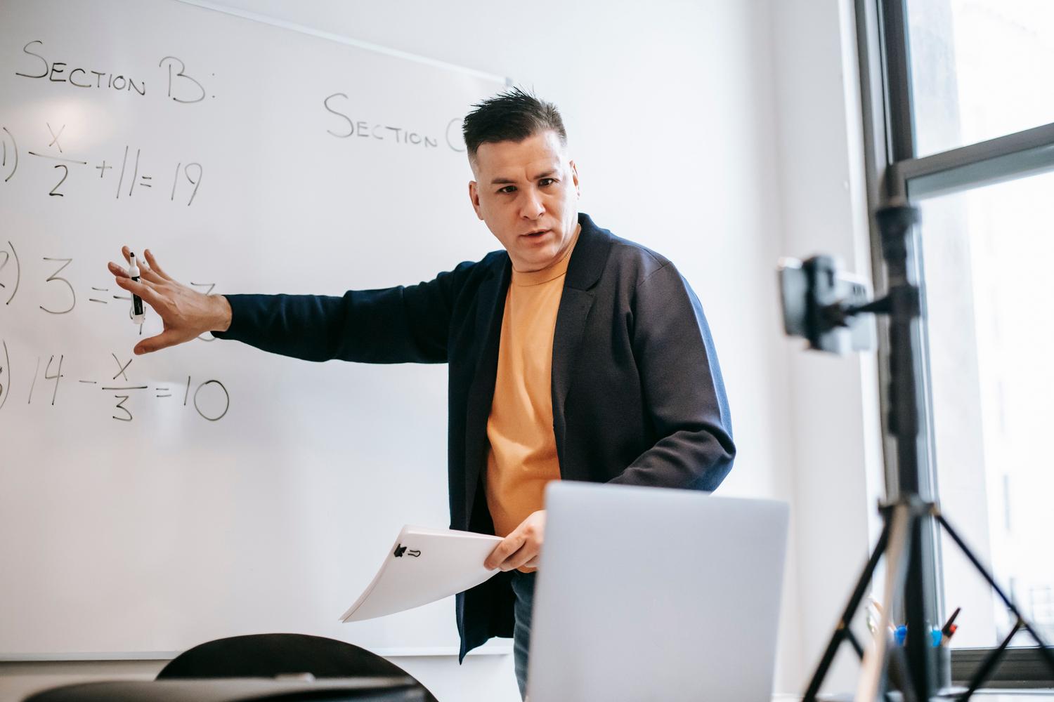 Instructor impartiendo una clase de matemáticas online, ilustrando el uso de la tecnología educativa. Instructor impartiendo una clase de matemáticas online, ilustrando el uso de la tecnología educativa.