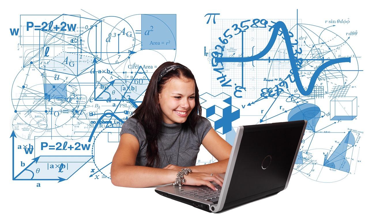 Estudiante utilizando un ordenador portátil para aprender matemáticas, representando la personalización del aprendizaje. Estudiante utilizando un ordenador portátil para aprender matemáticas, representando la personalización del aprendizaje.